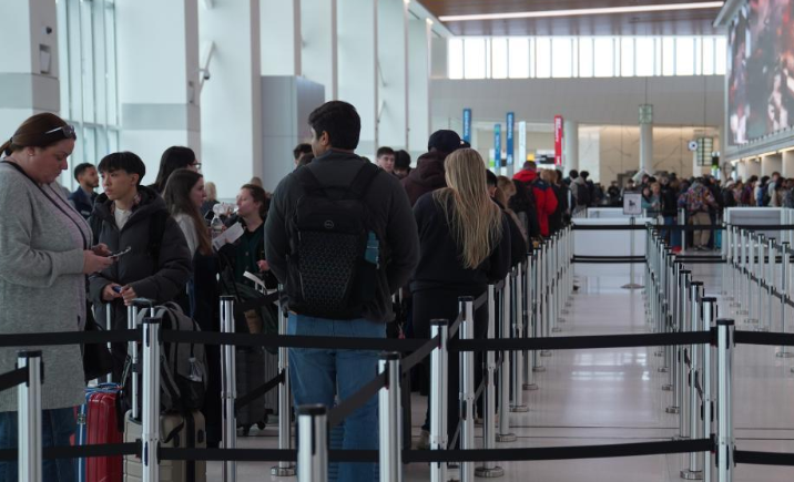 美国土安全部“停摆” 机场排队时间长